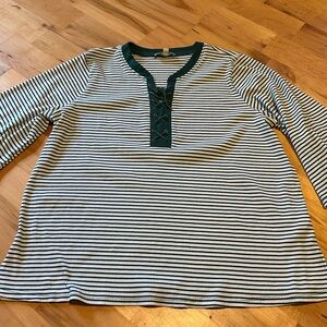 Pretty Hunter Green & White Top